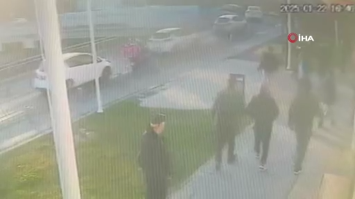 Yolda yürüyen husumetlisini bıçakladı