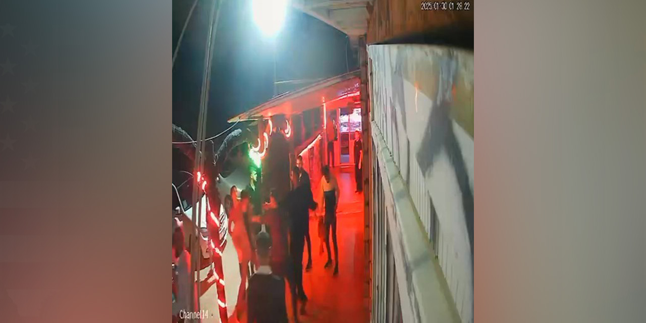 VİDEO - Bıçaklanan genç kavga etmeye devam etti