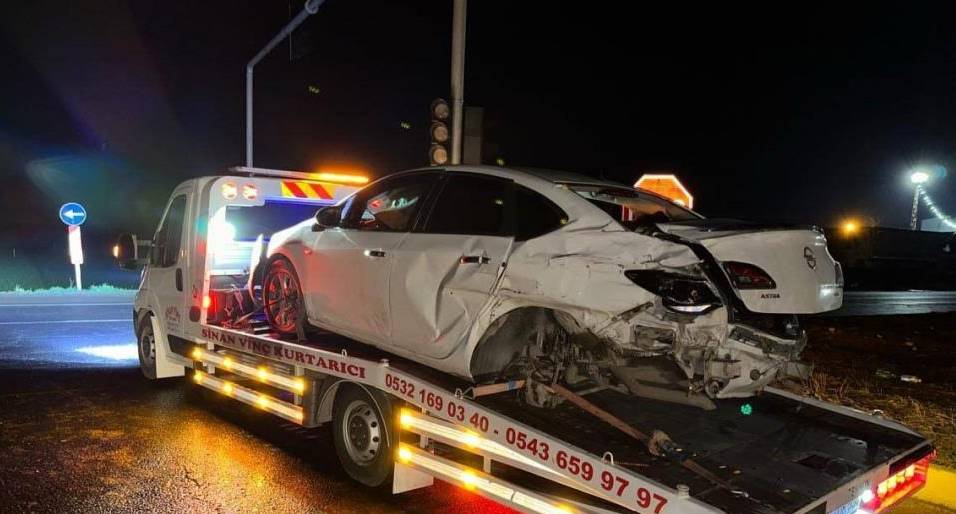 Tır ile otomobil çarpıştı