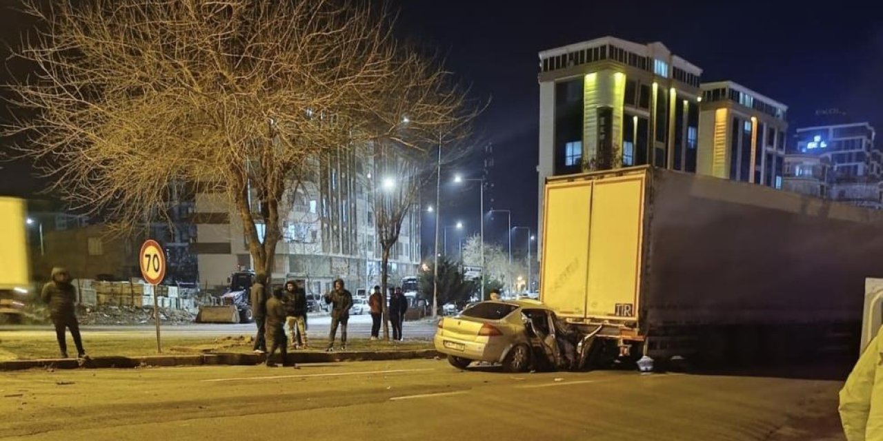 Otomobil TIR’a ok gibi saplandı: 3 Yaralı