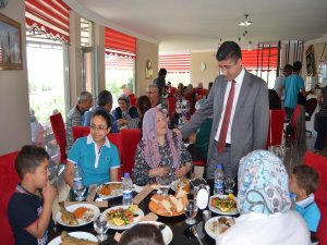 Adilcevaz kaymakamlığı EBAD üyelerine yemek verdi