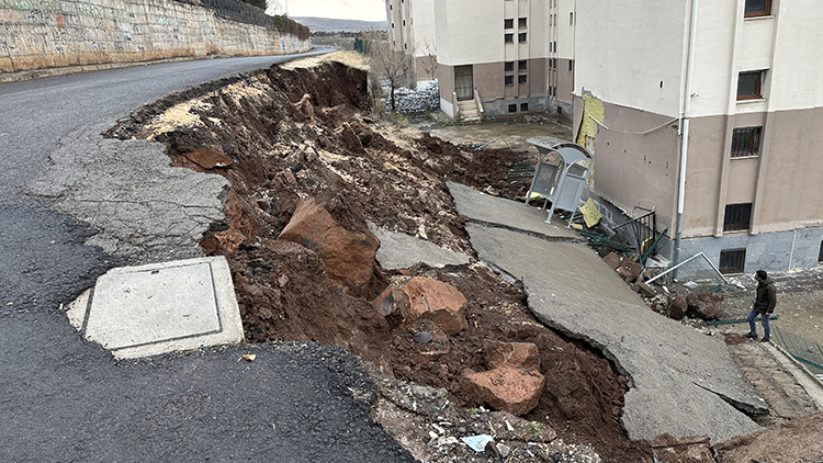Okulun istinat duvarının yıkılma anı güvenlik kamerasında