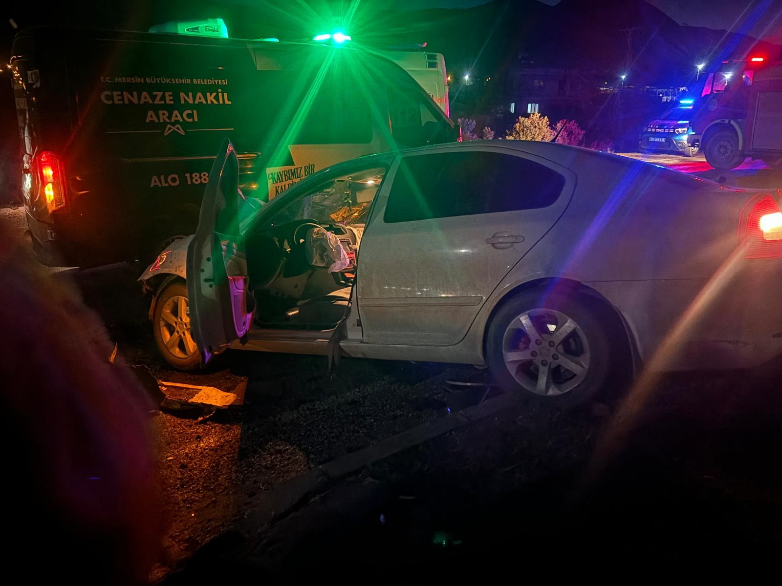 TIR karşı şeride geçti: 1 ölü, 4 yaralı