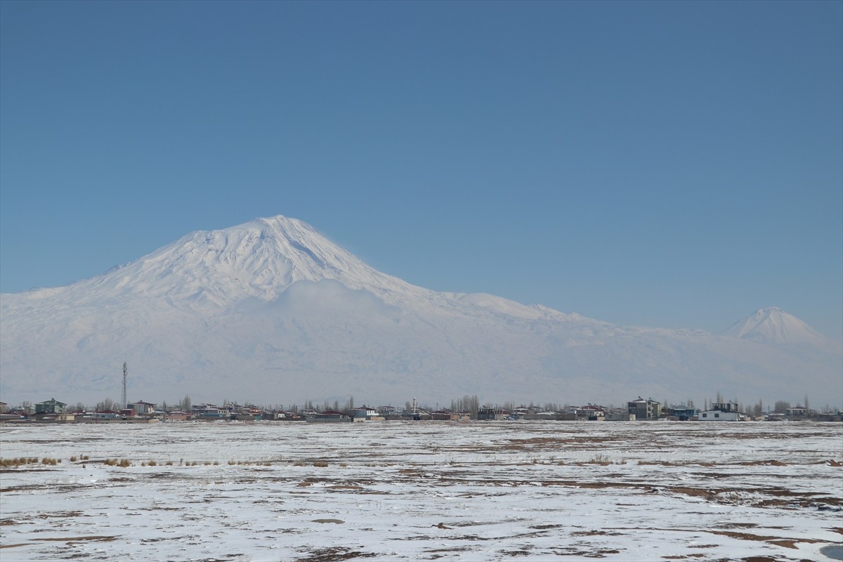 Türkiye'nin en büyük dağı beyaza büründü