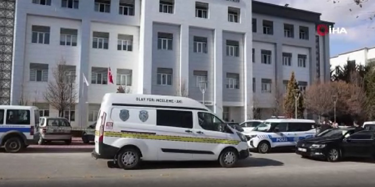 Dekan yardımcısı kampüste tabancayla vuruldu