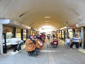 "İster yaz, ister kış her mevsim eski çarşı  "