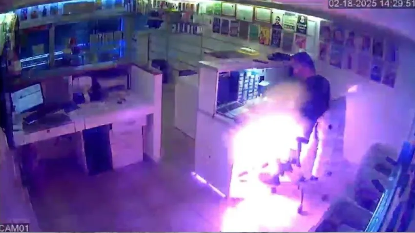 VİDEO - Bataryası şişen cep telefonu patladı