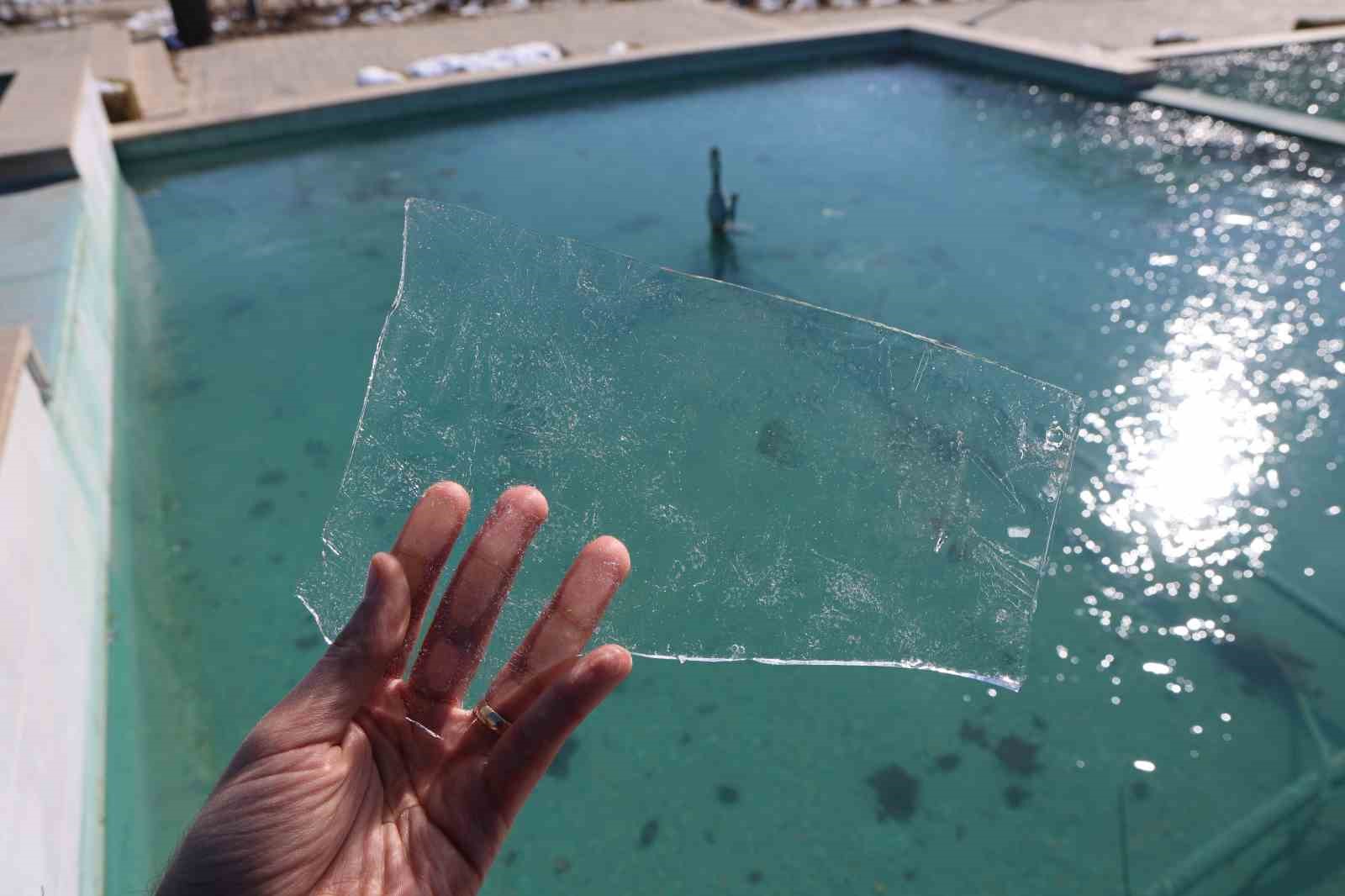 Elazığ'da süs havuzu buz tuttu