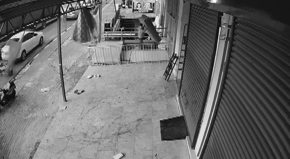 VİDEO - Fırtına rafı devirdi, kurtulan çocuk kameralarda