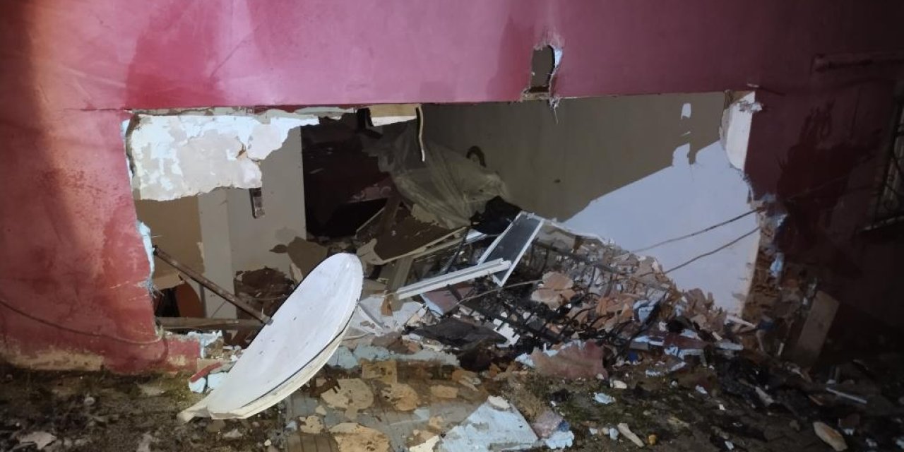 VİDEO - Kar kazası: Yokuşta kaydı evlere çarptı