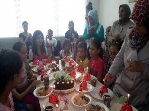 Yetim çocukların doğum günü kutlandı