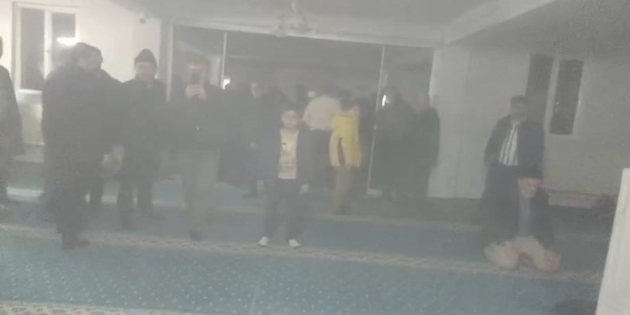 Camide yangın çıktı: Teravih yarıda kaldı