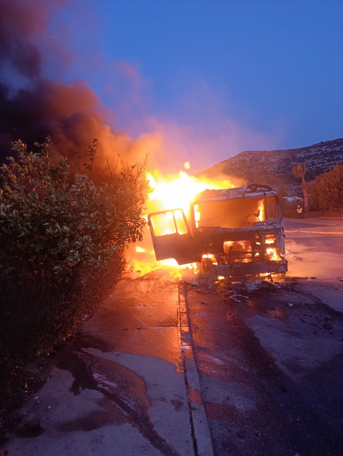 Karton yüklü tır yandı