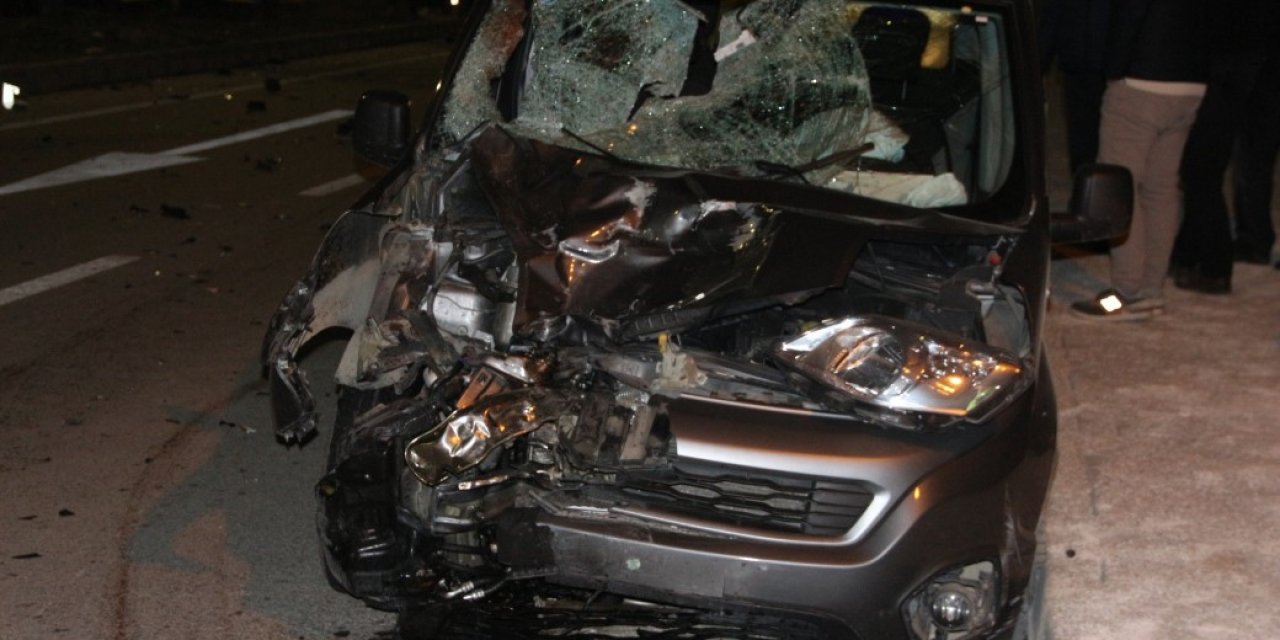 Otomobille çarpışan motosiklet parçalandı: 2 ölü