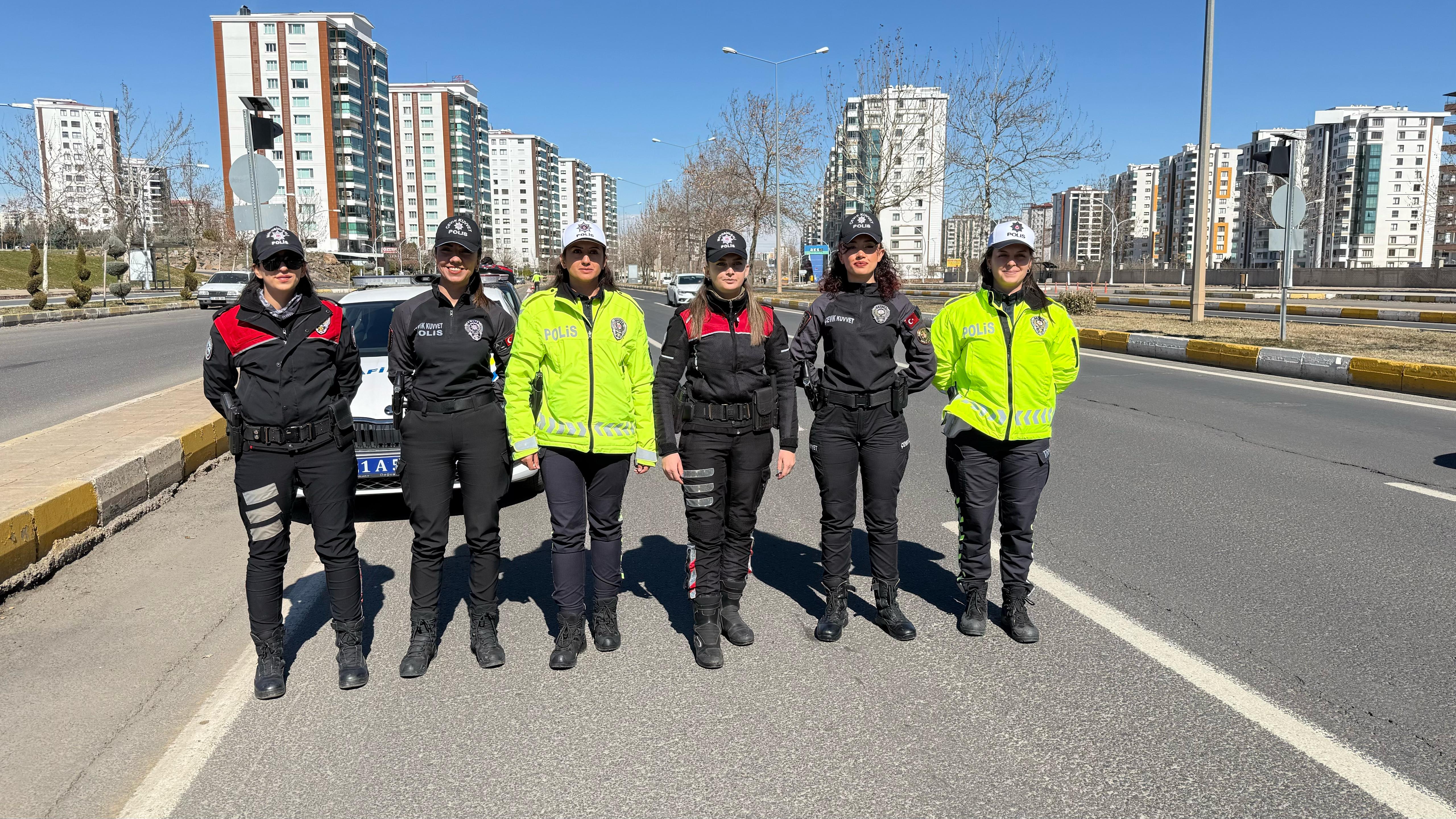 Diyarbakır’da Kadın polislerden anlamlı 8 Mart mesajı
