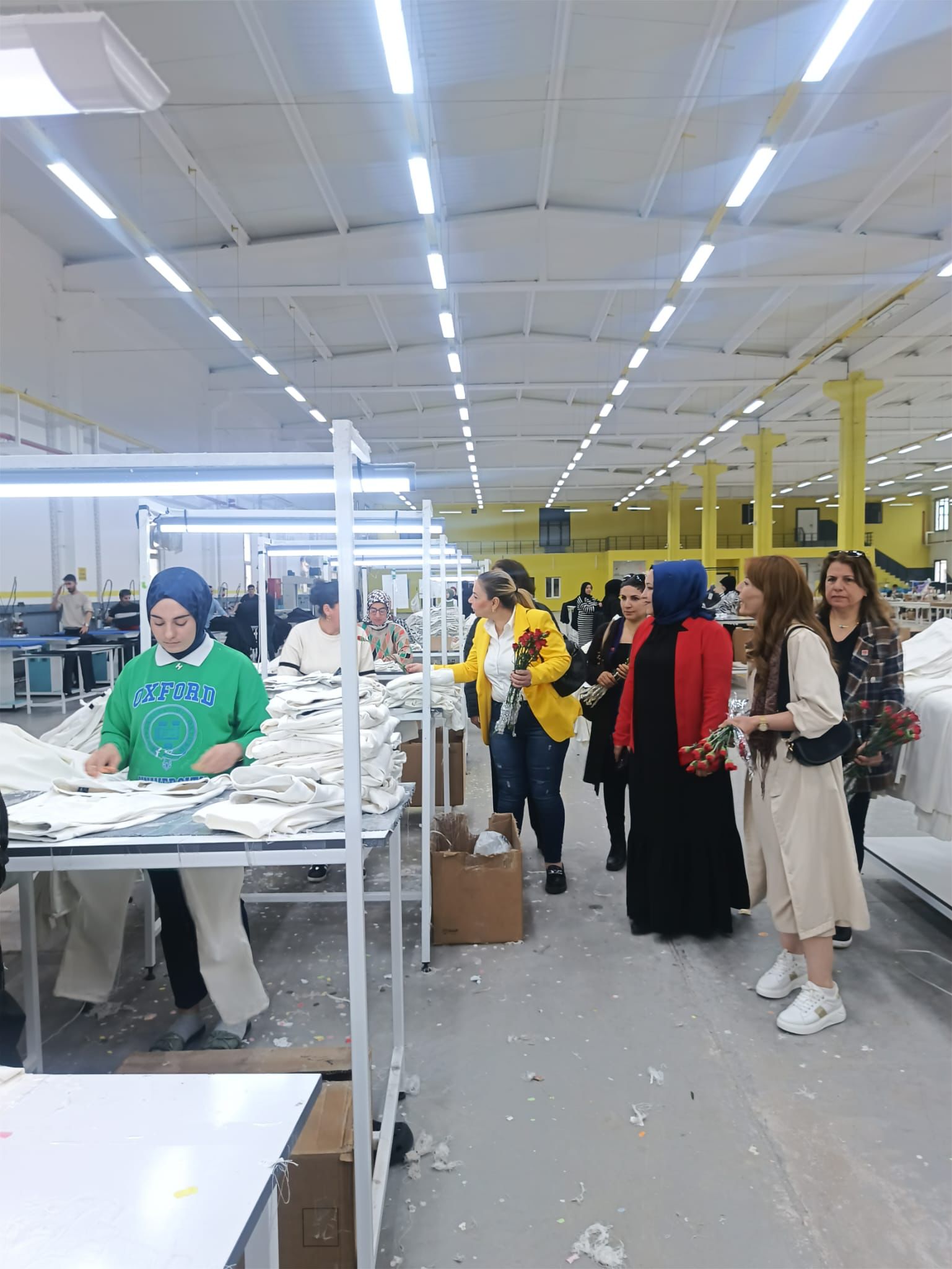 Diyarbakır CHP’den emekçi kadınlara karanfil