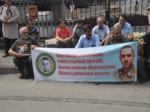 Çocukları askerde şüpheli şekilde ölen aileler eylem yaptı