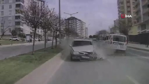 VİDEO - Tofaş önüne gelen araca çarptı: 4 yaralı