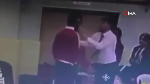 VİDEO - Turnuvada hakem antrenöre kafa attı