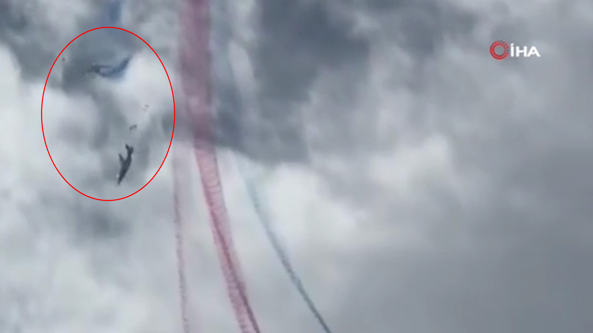 VİDEO - Fransa’da iki gösteri uçağı havada çarpıştı