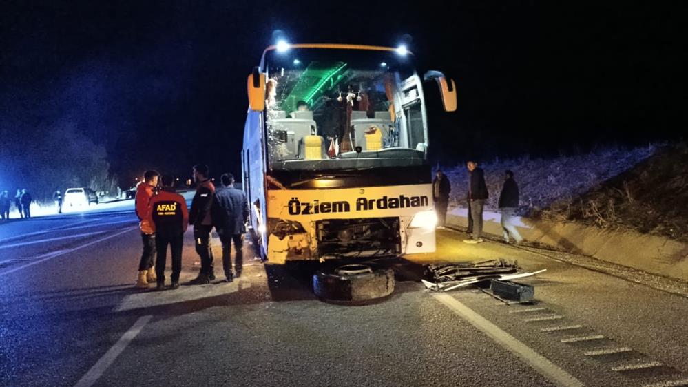 Otobüs ile otomobil çarpıştı