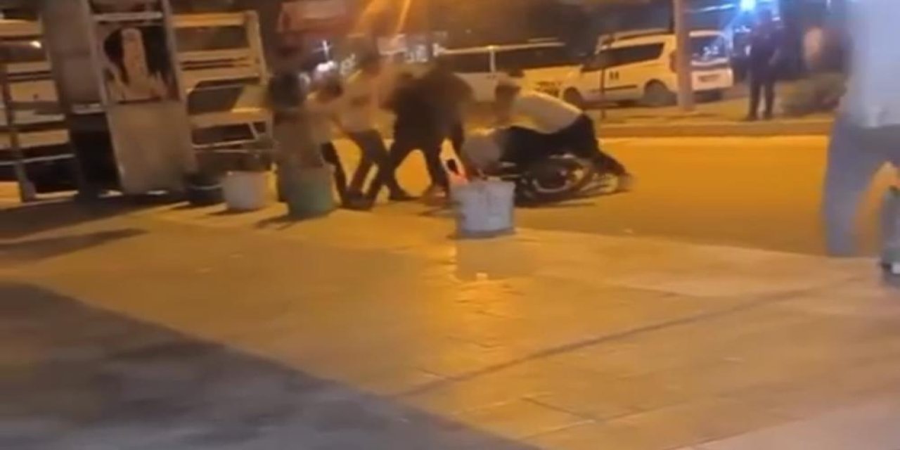 VİDEO - Sokak ortasında öldüresiye darp ettiler