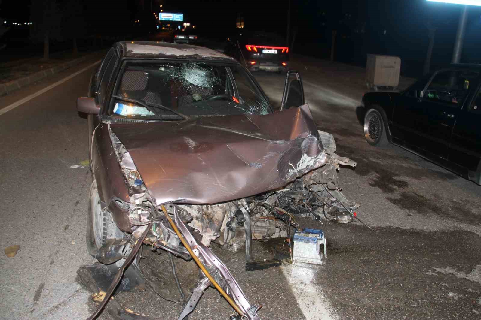 Lastiği patlayan otomobil direğe çarptı