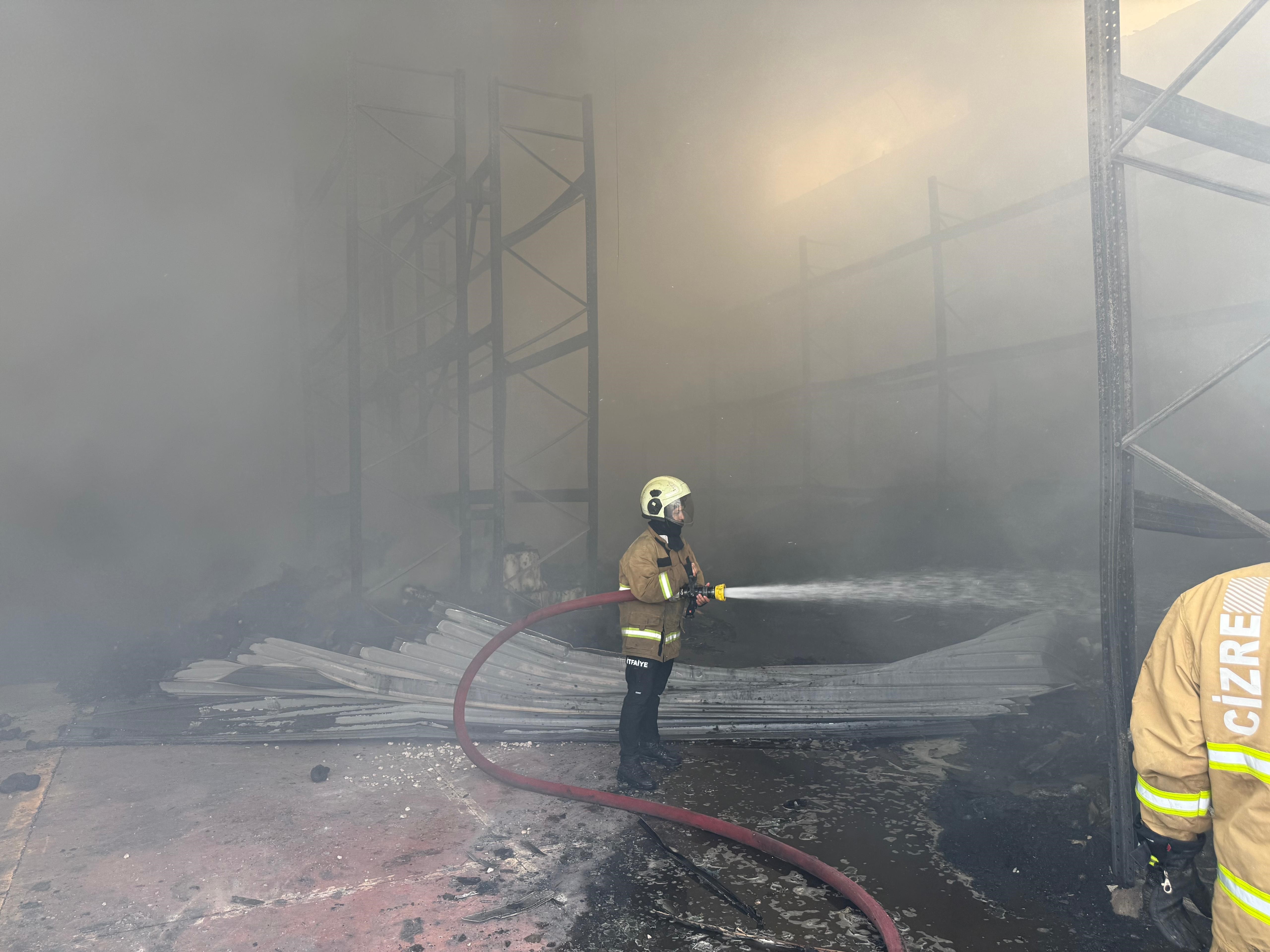 Cizre OSB'de çıkan yangında fabrika küle döndü