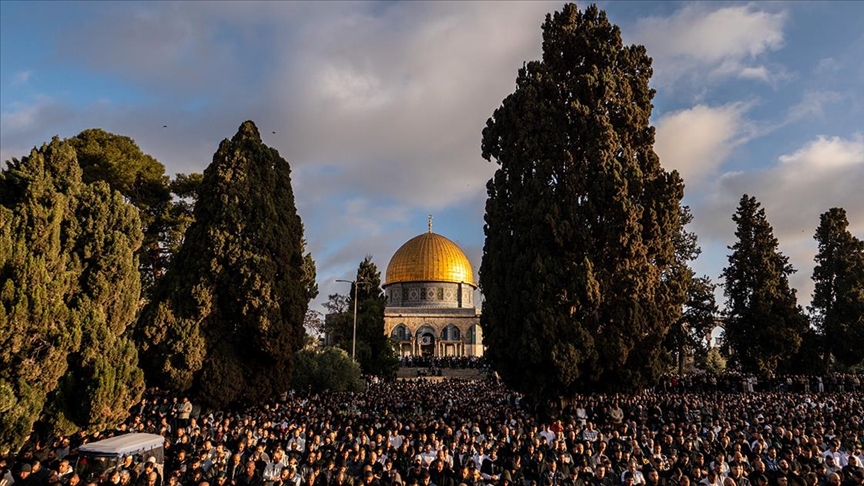 Mescid-i Aksa'da 120 bin kişi bayram namazı kıldı