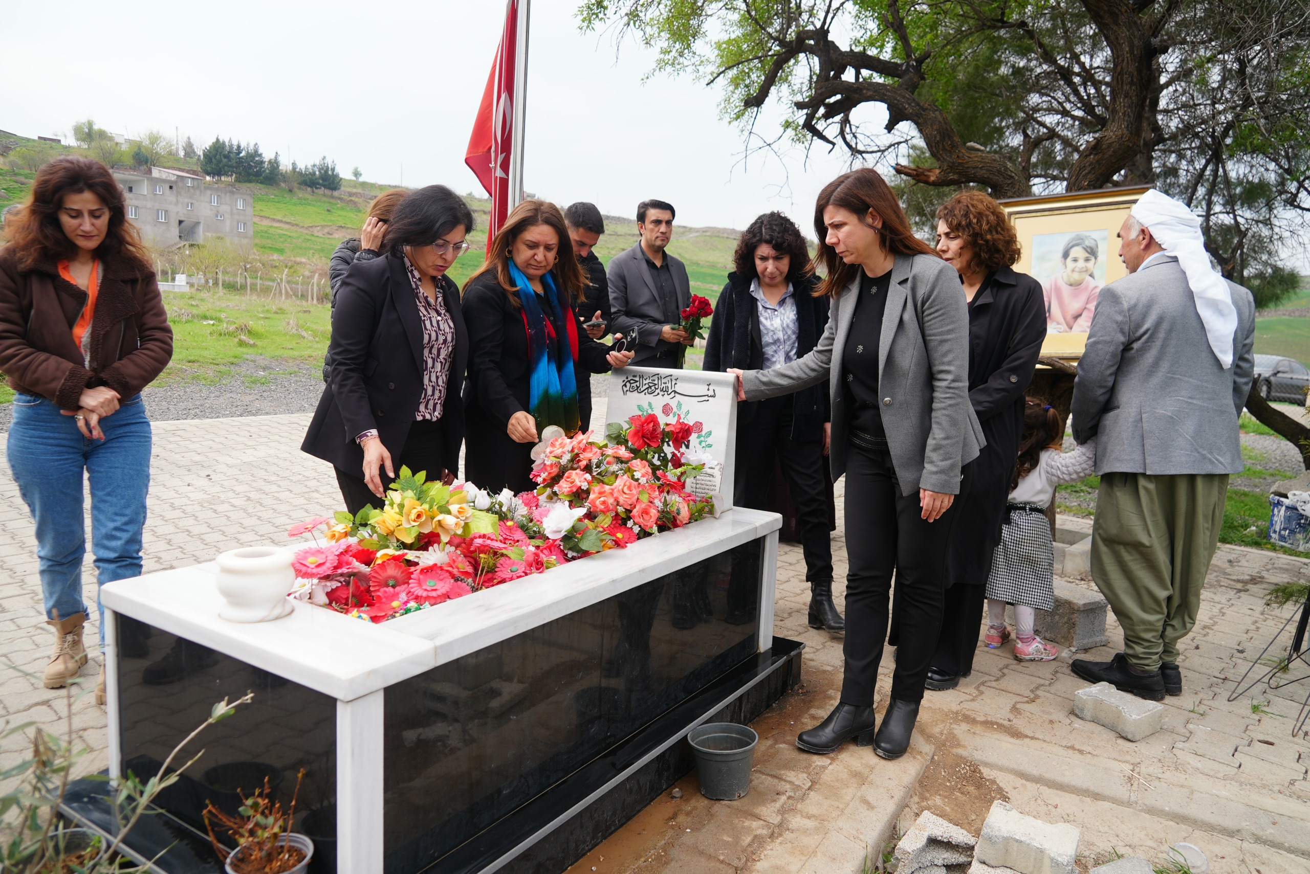 Serra Bucak, Rojin Kabaiş ve Narin Güran’ın mezarını ziyaret etti
