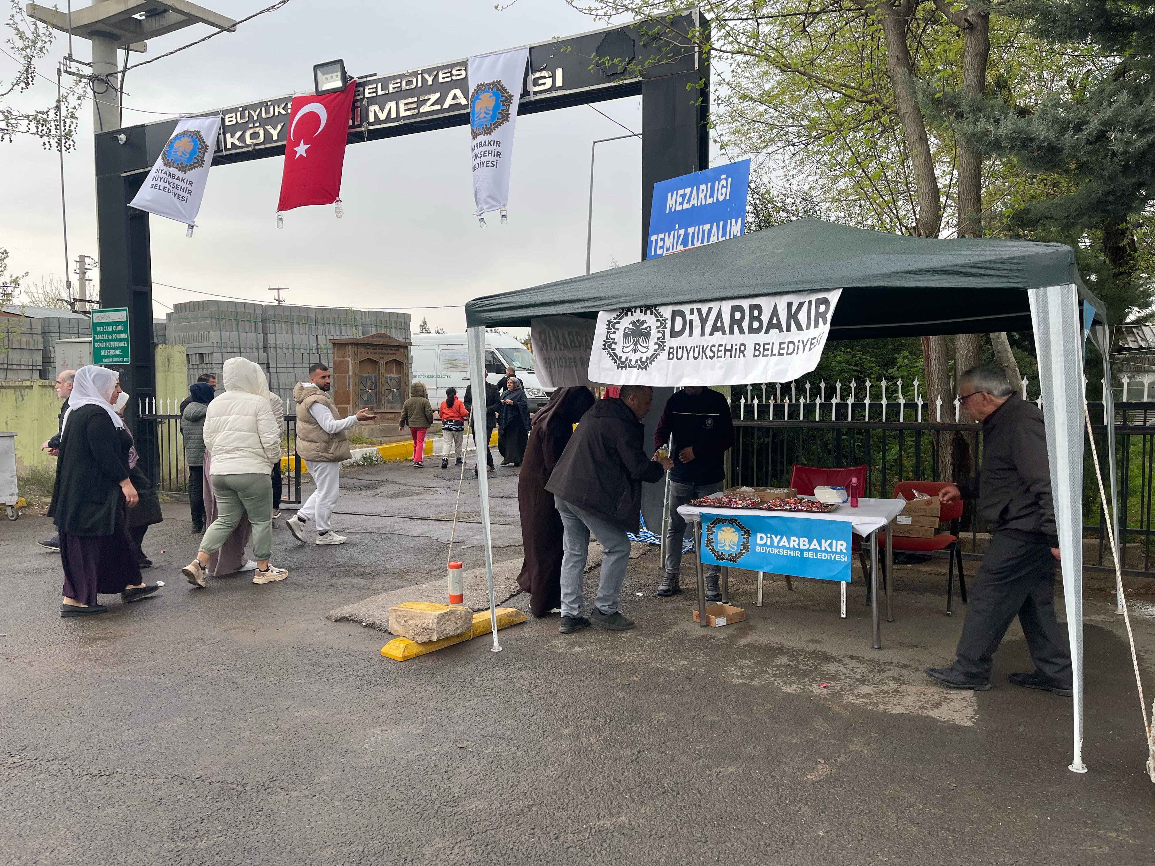 Mezarlık ziyaretlerinde şeker ve lokum ikramı