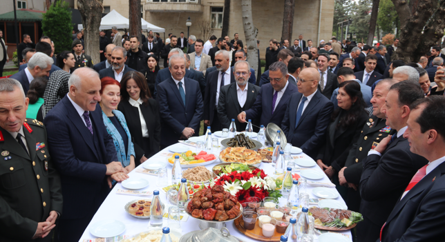 Vali Zorluoğlu, vatandaşlarla bayramlaştı