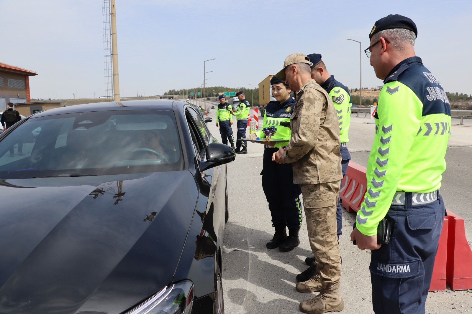 Jandarma ekipleri bayram tedbirlerini sürdürüyor