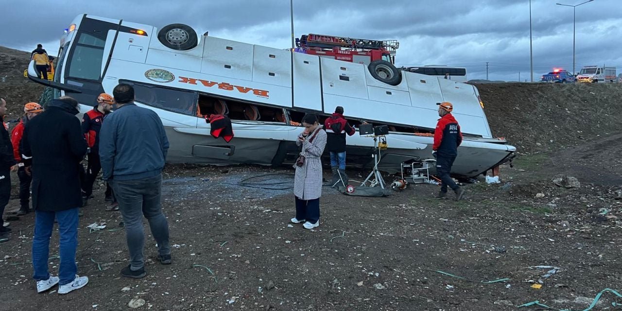 Otobüs devrildi: 2 ölü, 23 yaralı