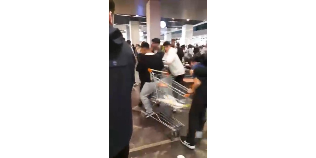 Alışveriş Merkezi'nde kavga çıktı, ortalık karıştı