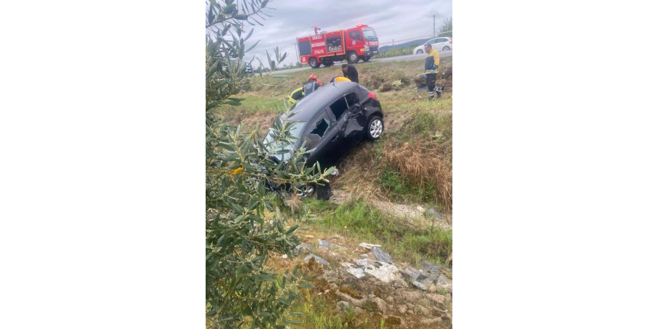 Karşı yönden gelen iki araç kafa kafaya çarpıştı: 4 yaralı