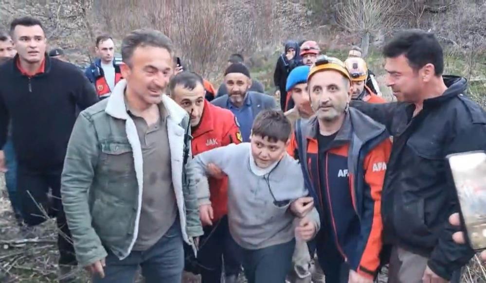 Kayıp çocuk ormanda sağ salim bulundu!