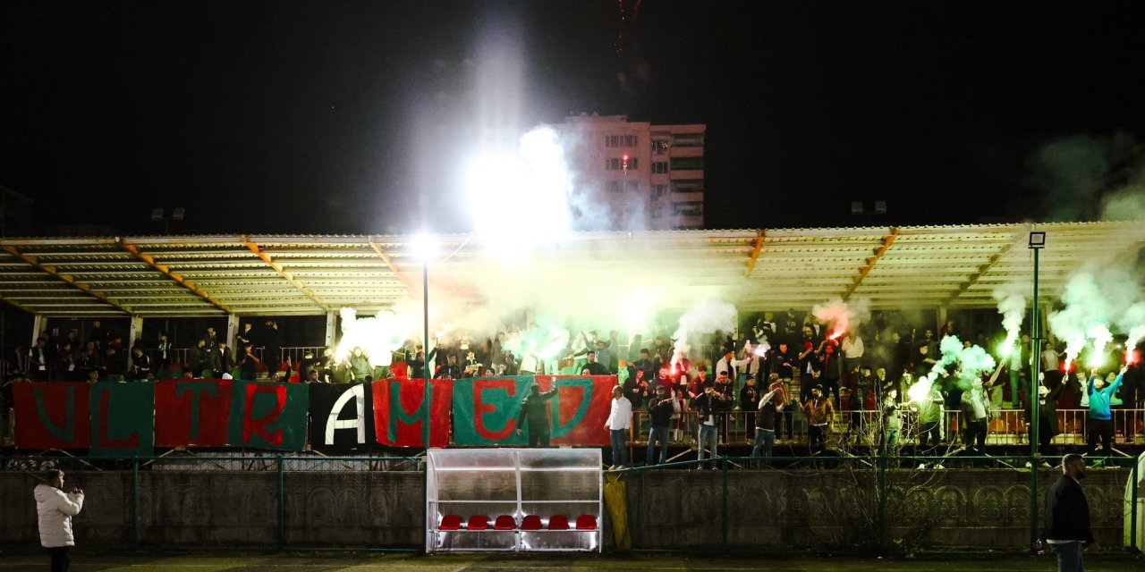 Amedspor taraftarı meşalelerle idmanda