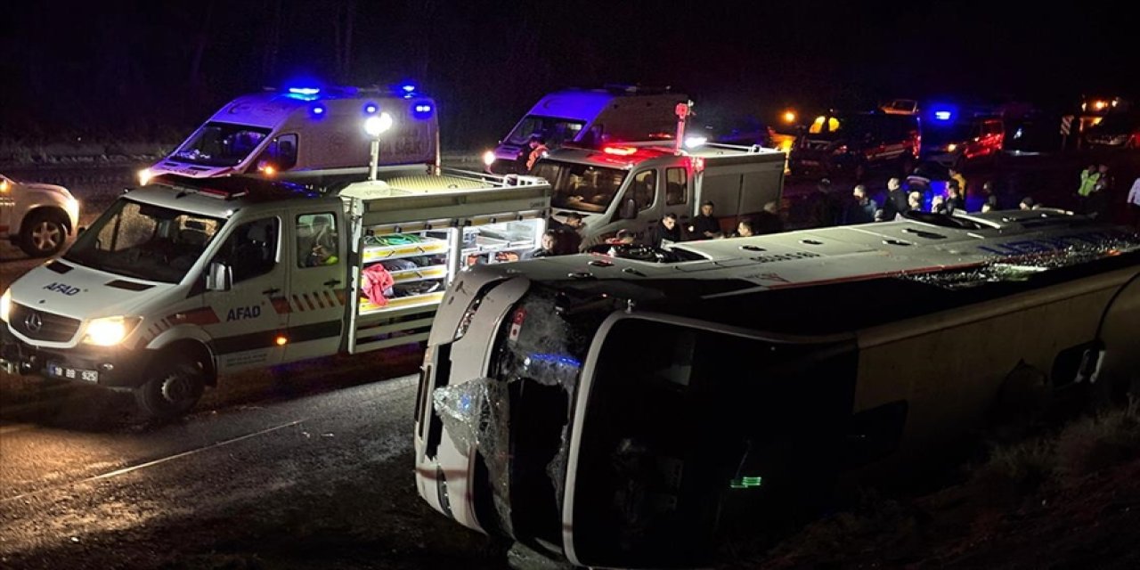 İşçi servisi devrildi, 23 yaralı