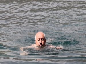 Vali Öztürk'ün 3 bin metrede yüzme keyfi