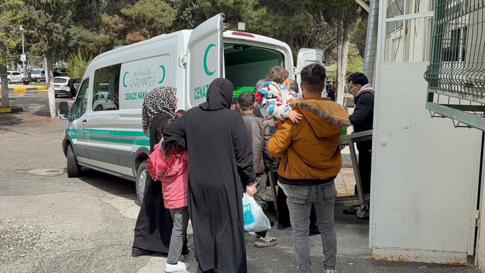 Kaldırımda beklerken minibüs çarptı