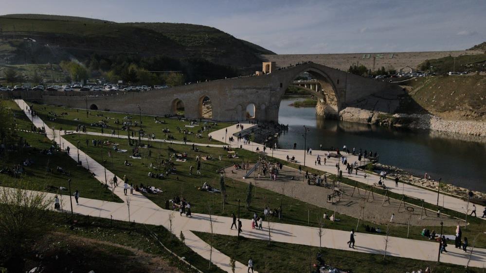 VİDEO - Malabadi Köprüsü ziyaretçilerin akınına uğradı