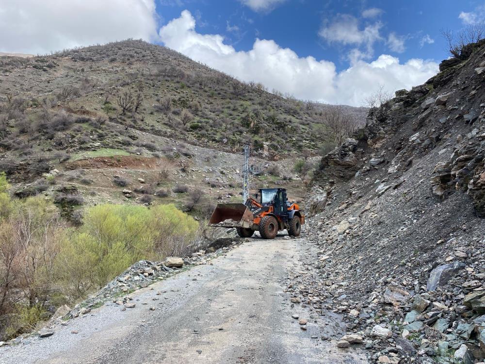 Heyelan ve yağış sonucu kapanan yollar tekrar ulaşıma açıldı