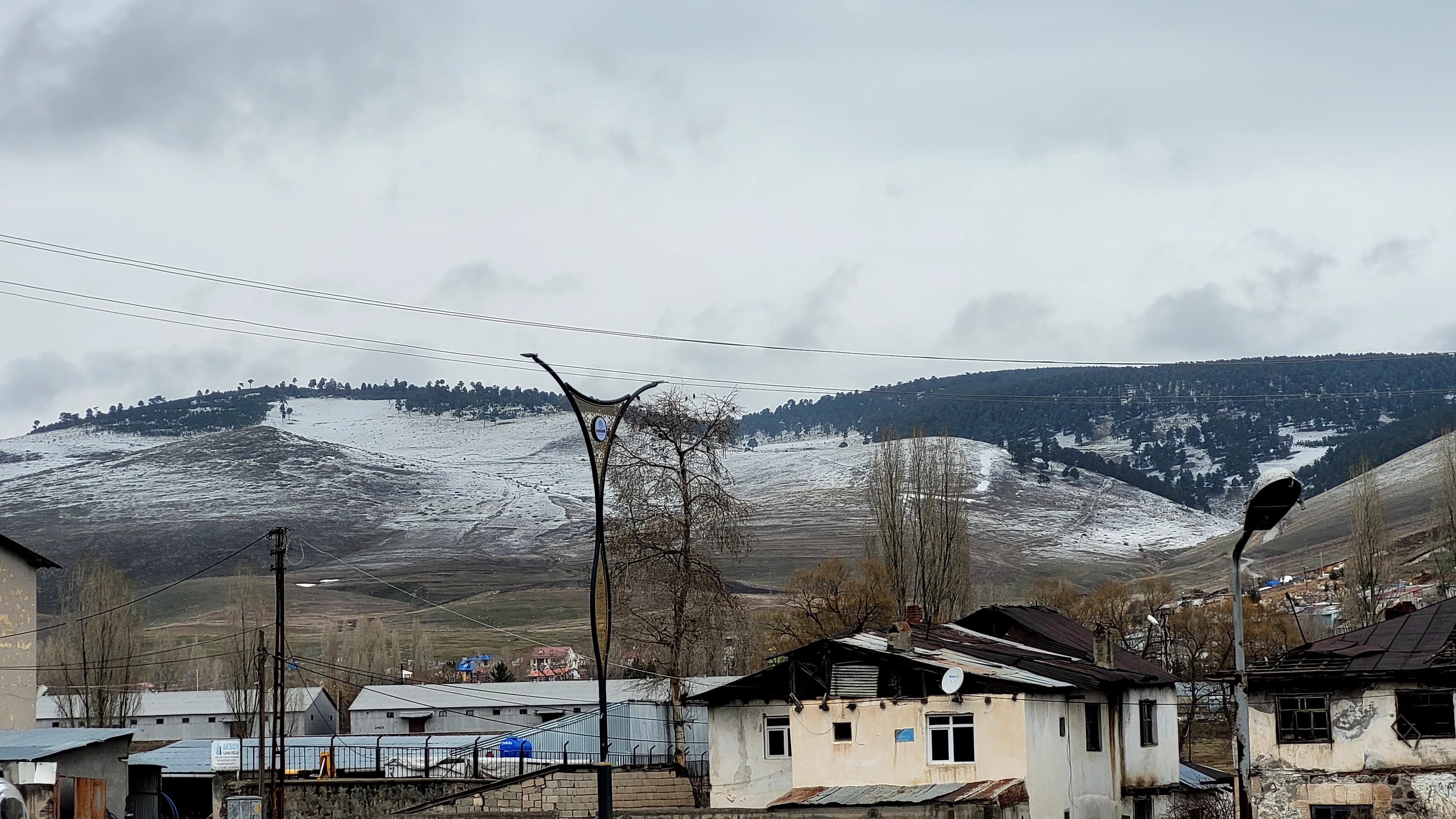 Sarıkamış’ta Nisan ayında kar yağdı
