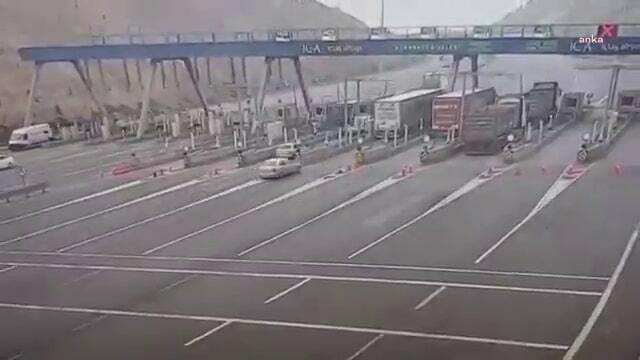 Otomobil tırın altına girdi: 4 ölü