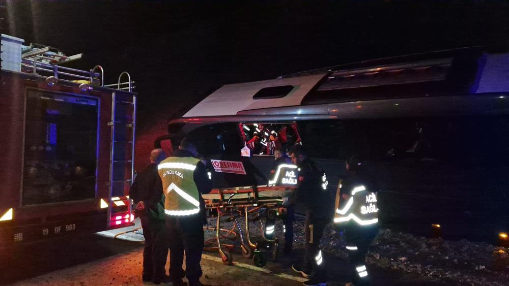 Otobüs yan yattı: 23 yaralı