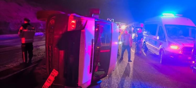 Kontrolden çıkan minibüs takla attı: 1 ölü, 10 yaralı