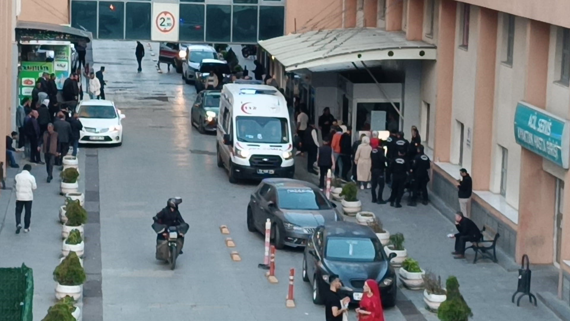 Bahçede oturan adam maganda kurşunuyla yaralandı