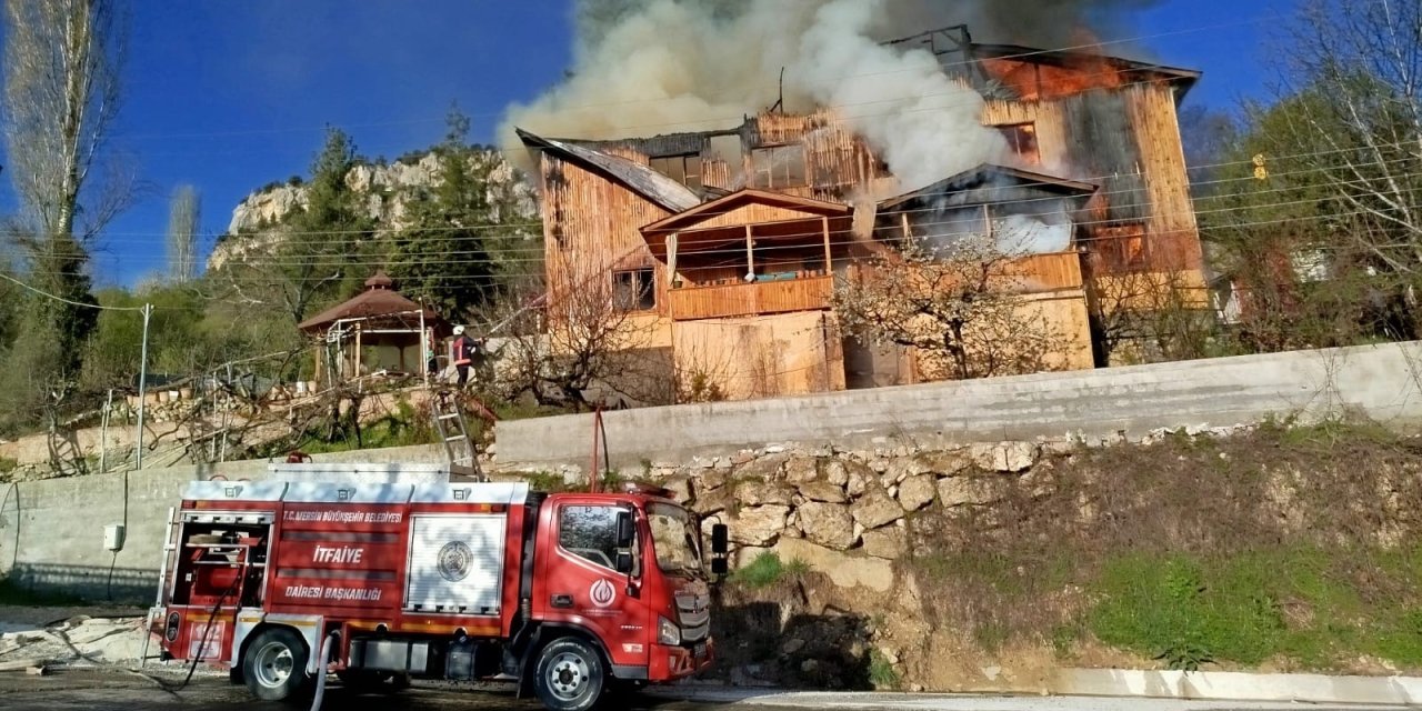 Üç katlı ahşap ev alev alev yandı
