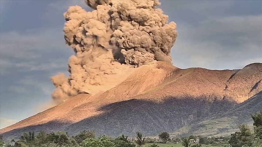 Filipinler'de Kanlaon yanardağı patladı
